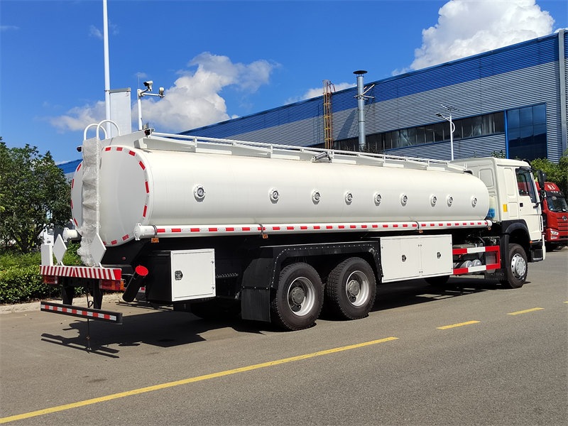 HOWO 10 wheeler oil tanker for sale