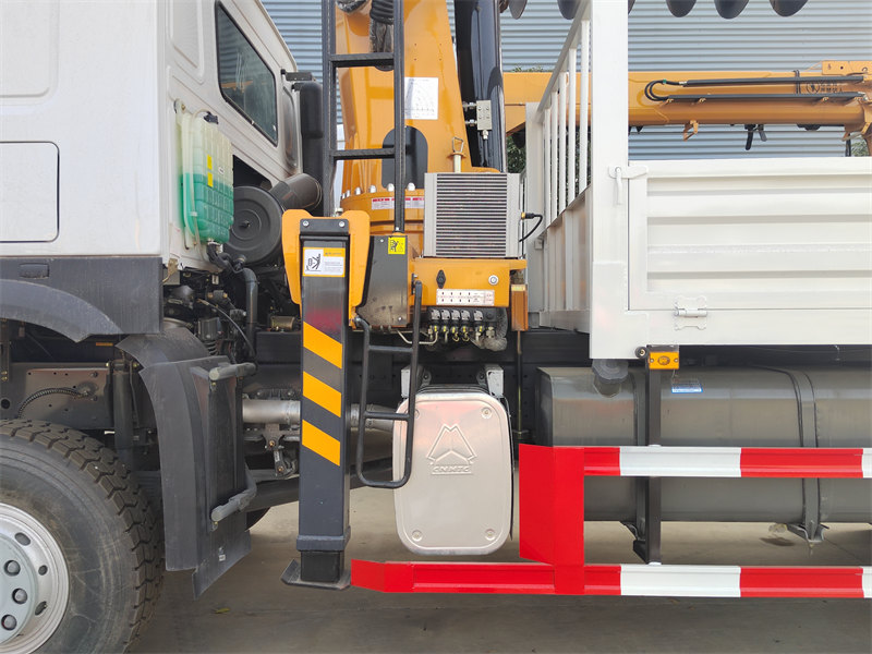 HOWO 6×6 off-road crane truck