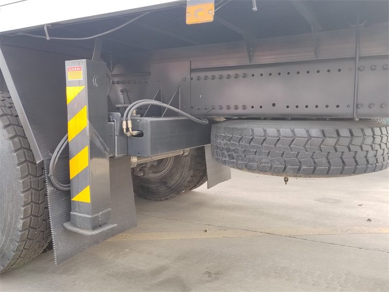 HOWO 6×6 AWD boom crane truck