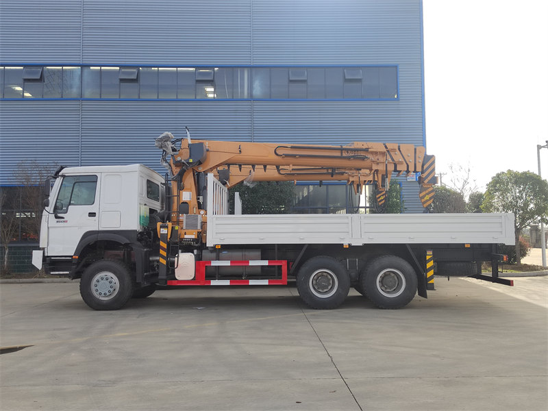 HOWO 6×6 boom crane truck