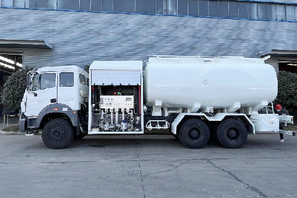 HOWO 20000L Aircraft fuel truck side view