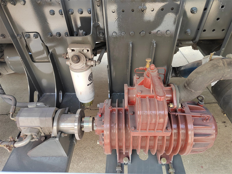 HOWO 4×4 vacuum tank pump truck
