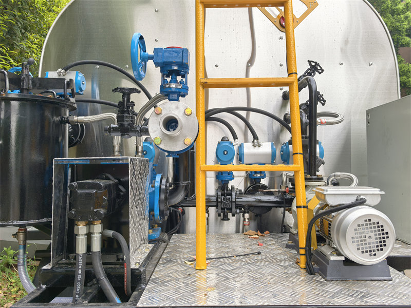 Emulsion Asphalt Bitumen Distributor Truck